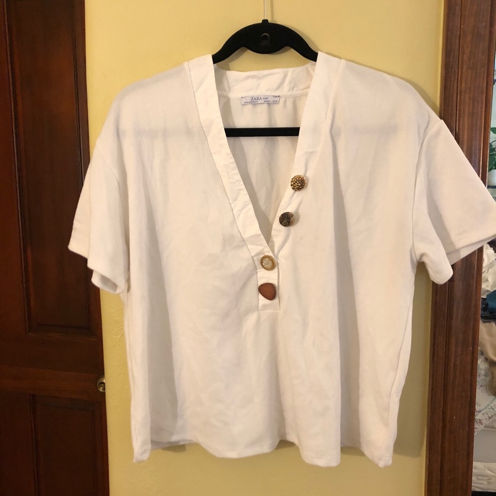 White short sleeve shirt with mismatched buttons